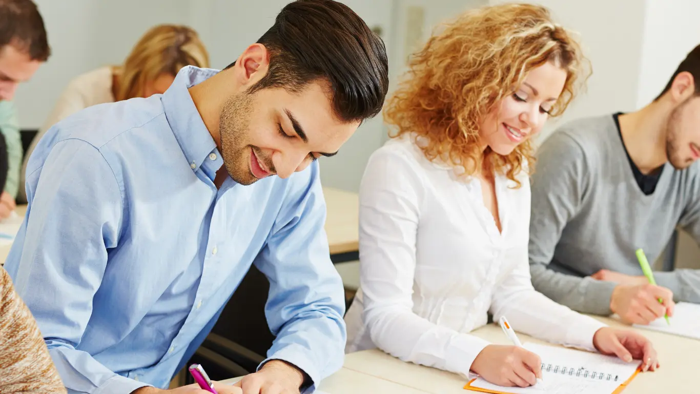 Adulti uomo e donna a lezione in classe