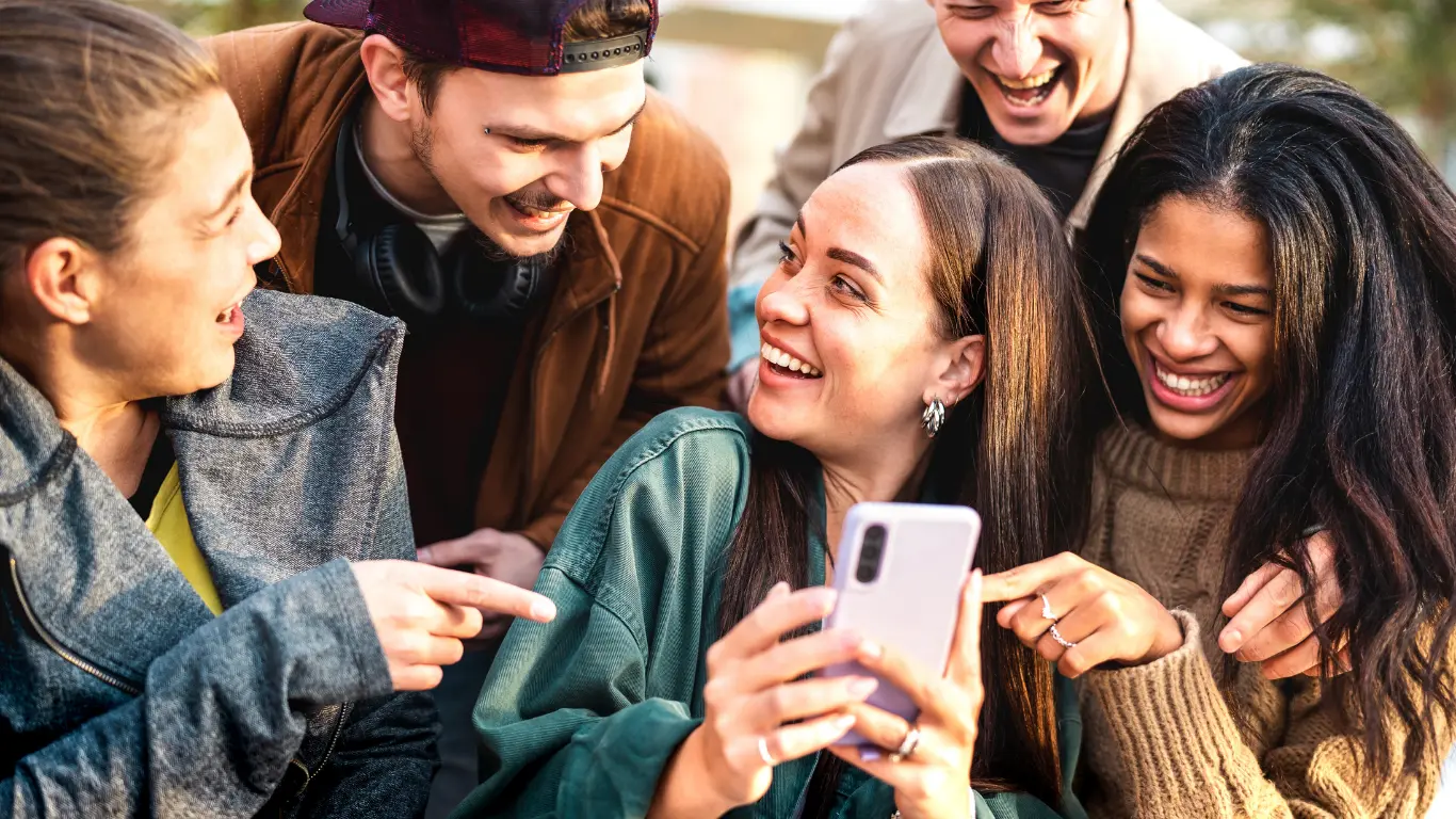 Gruppo di ragazzi che socializzano