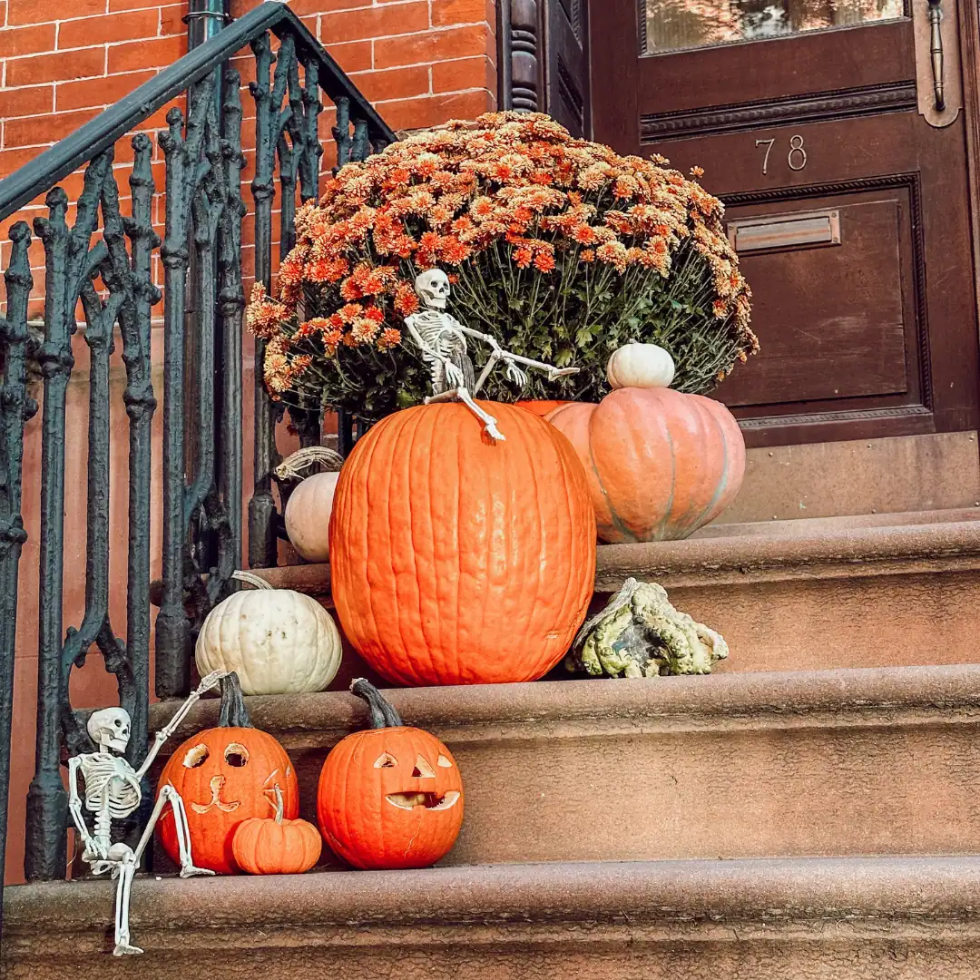 Decorazioni autunnali con scheletri e zucche