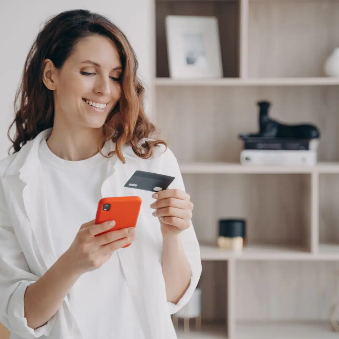 Donna con telefono e carta di credito