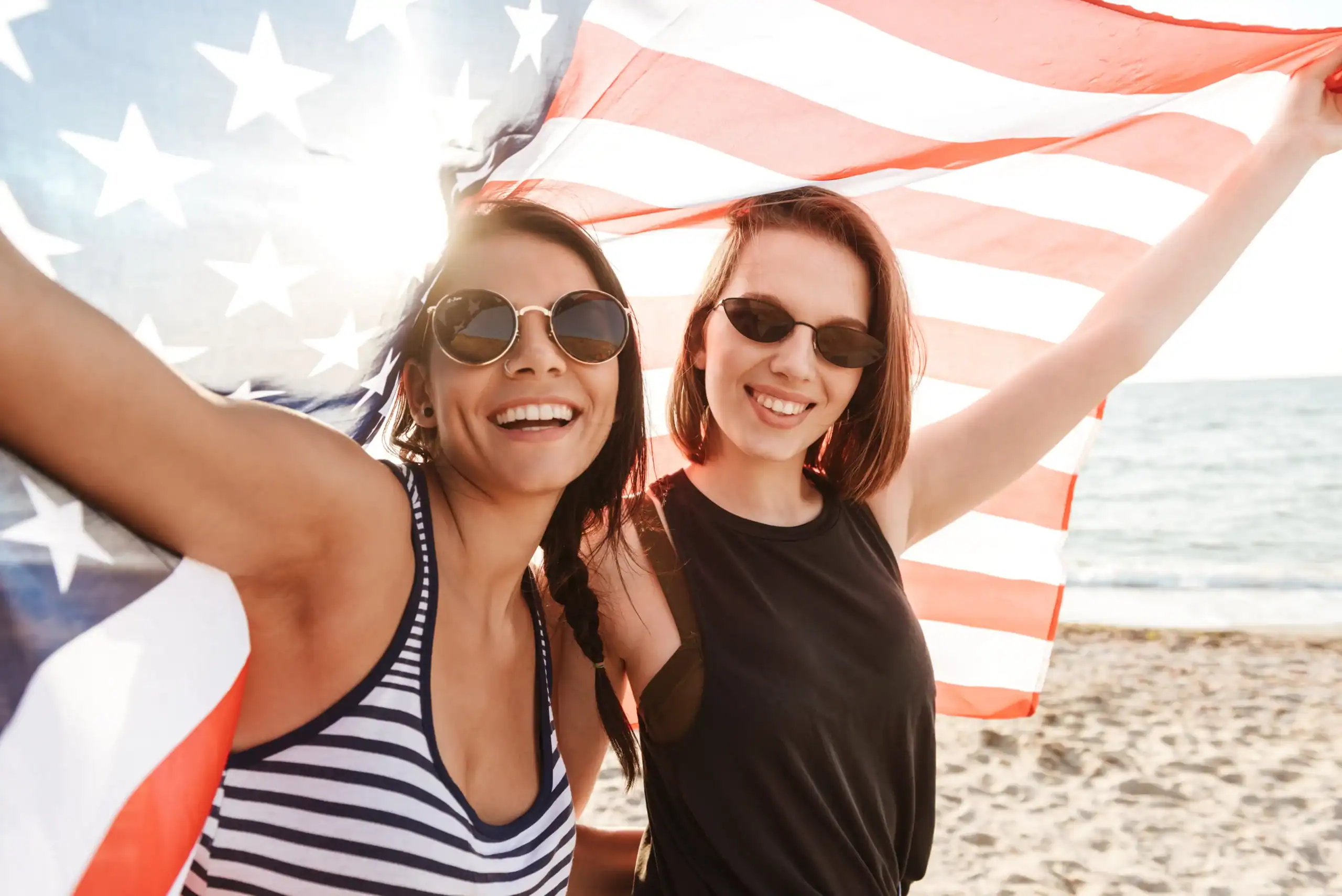 Due ragazze con bandiera americana.