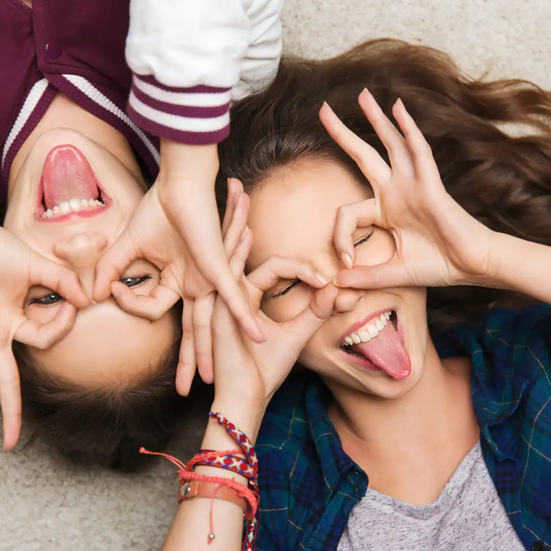Due ragazze sdraiate a terra.