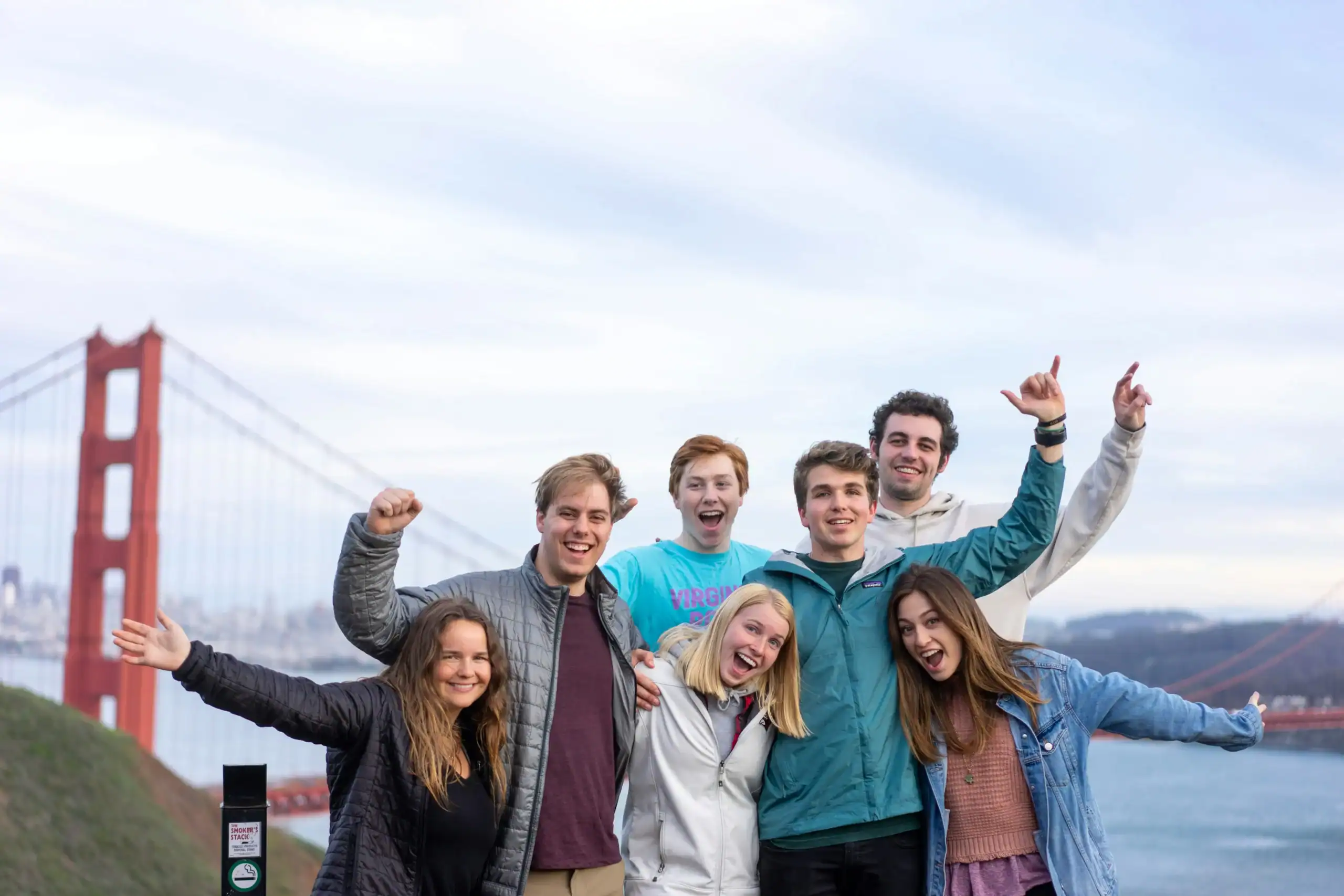 Gruppo di amici davanti al ponte.