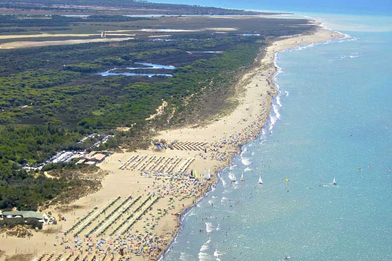 Spiaggia affollata con ombrelloni colorati