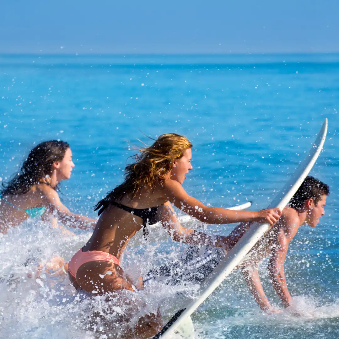 Surfisti che si divertono nell'oceano.