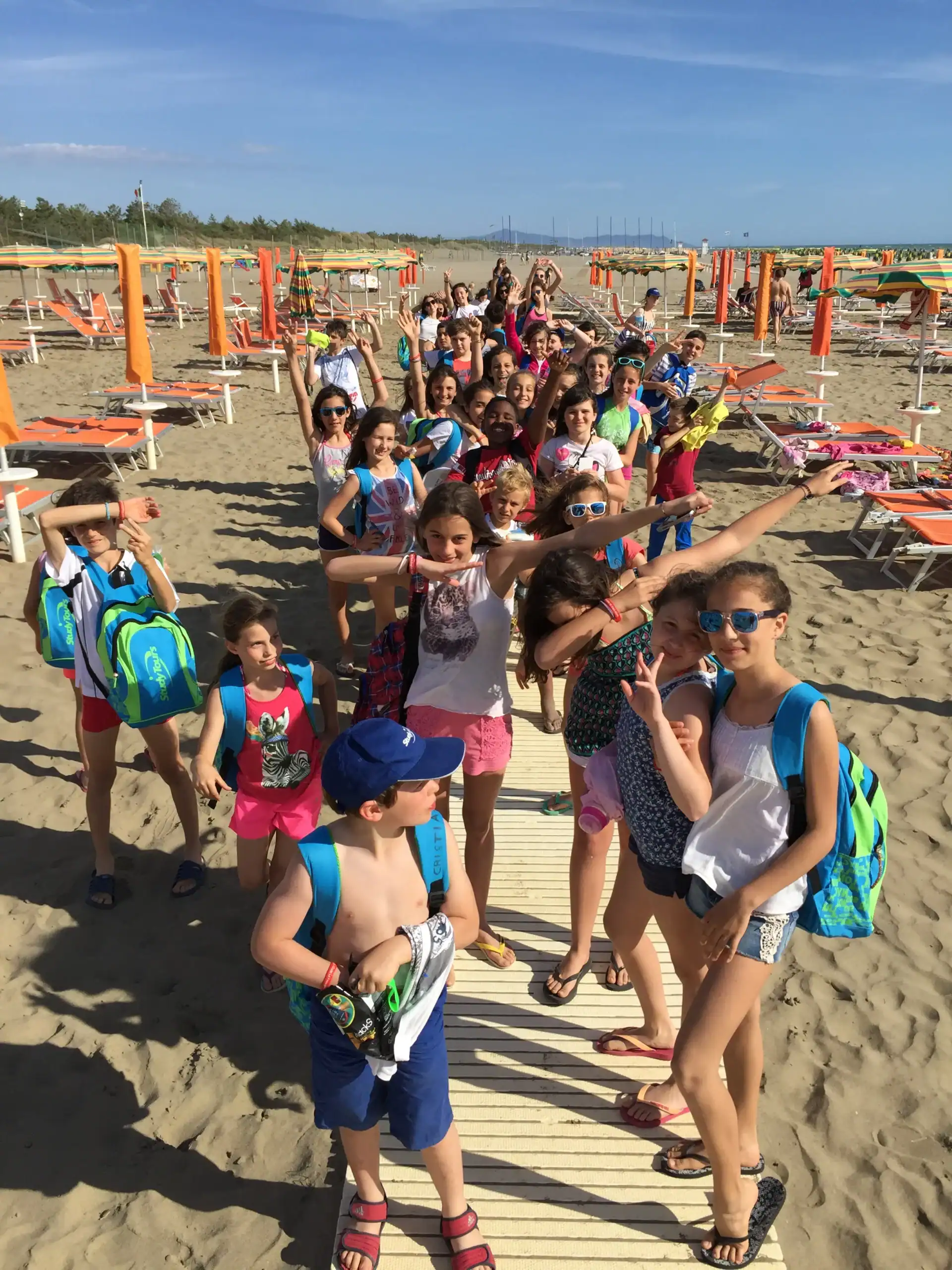 Gruppo di bambini sulla spiaggia.