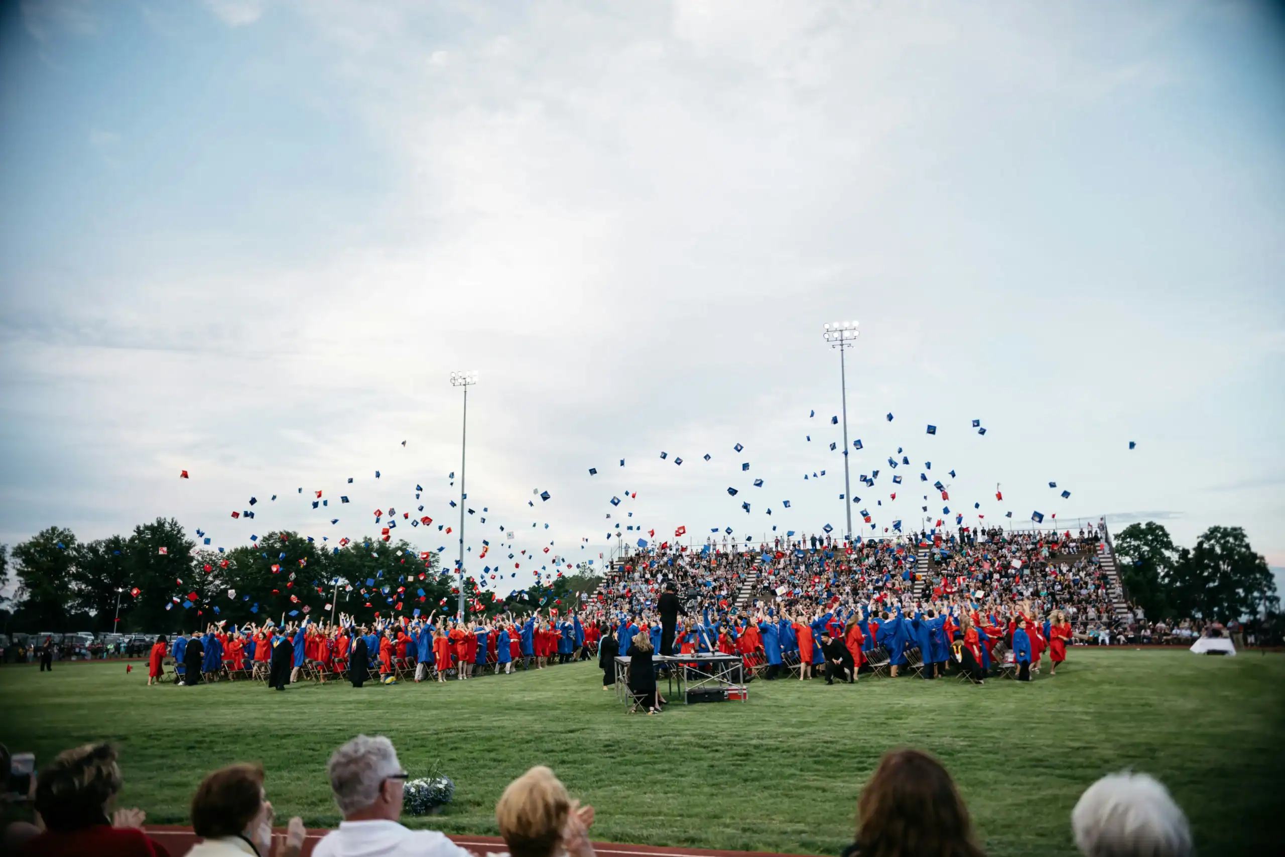 Cerimonia di laurea con palloncini colorati