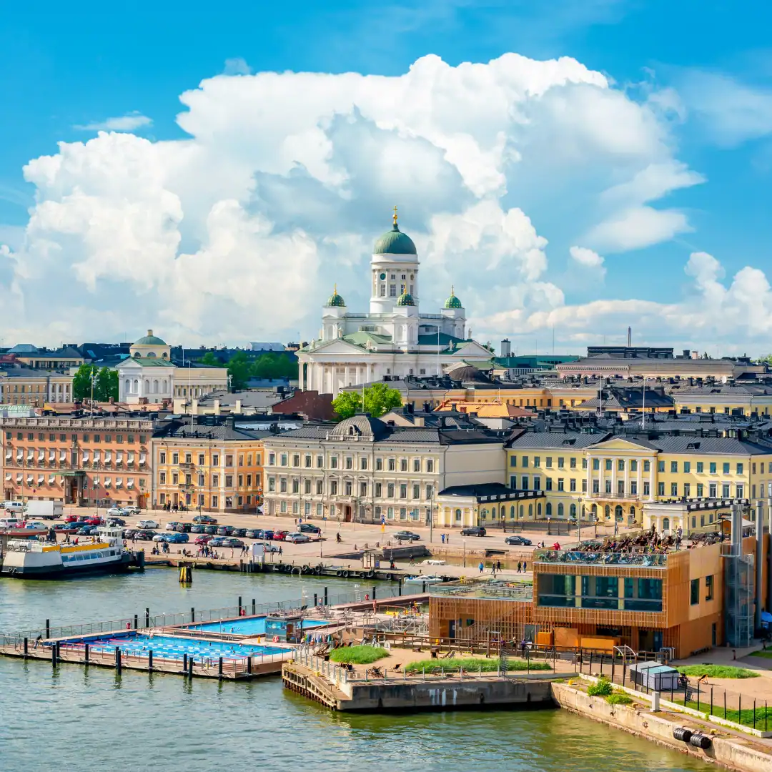 Città di Helsinki con cielo blu