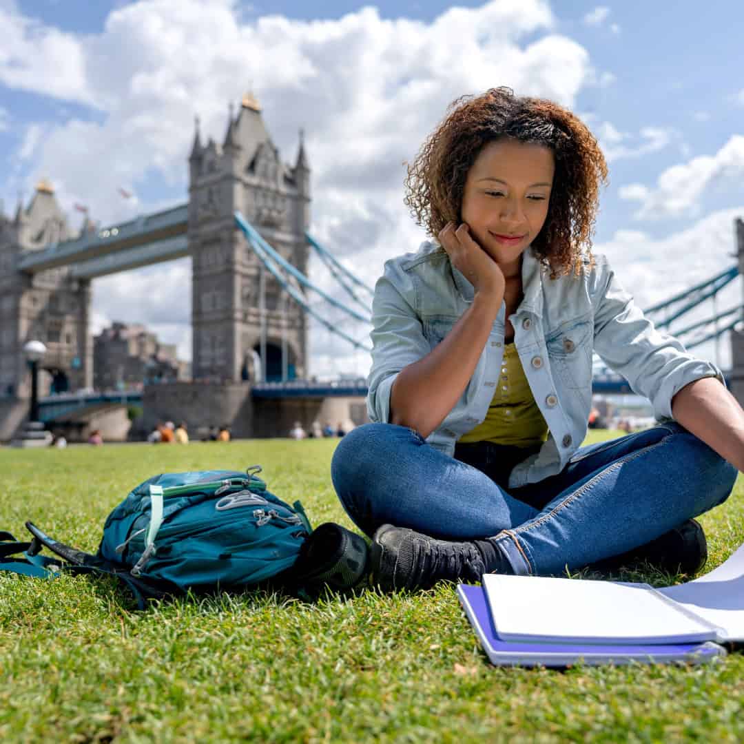 Giovane studente al parco con libri.
