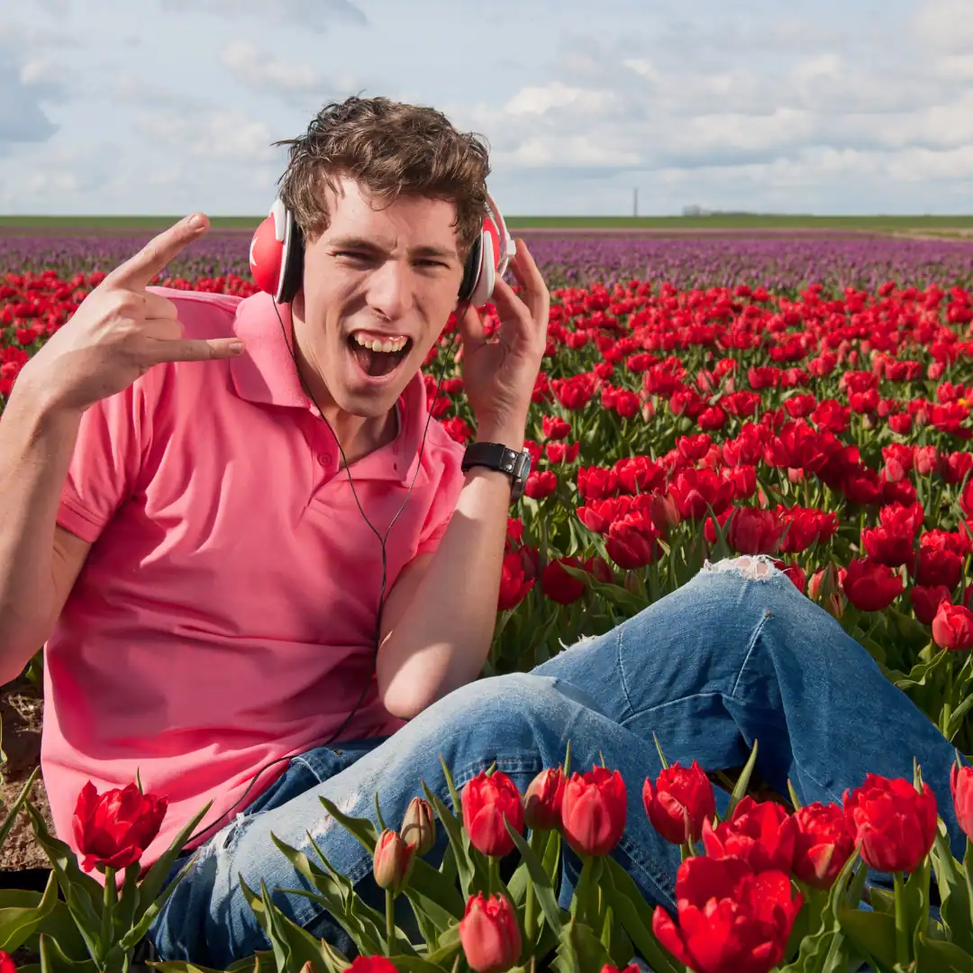 Giovane tra tulipani colorati.