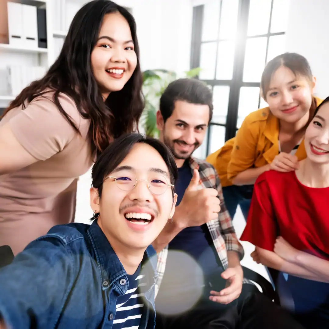 Gruppo di persone sorridenti insieme.