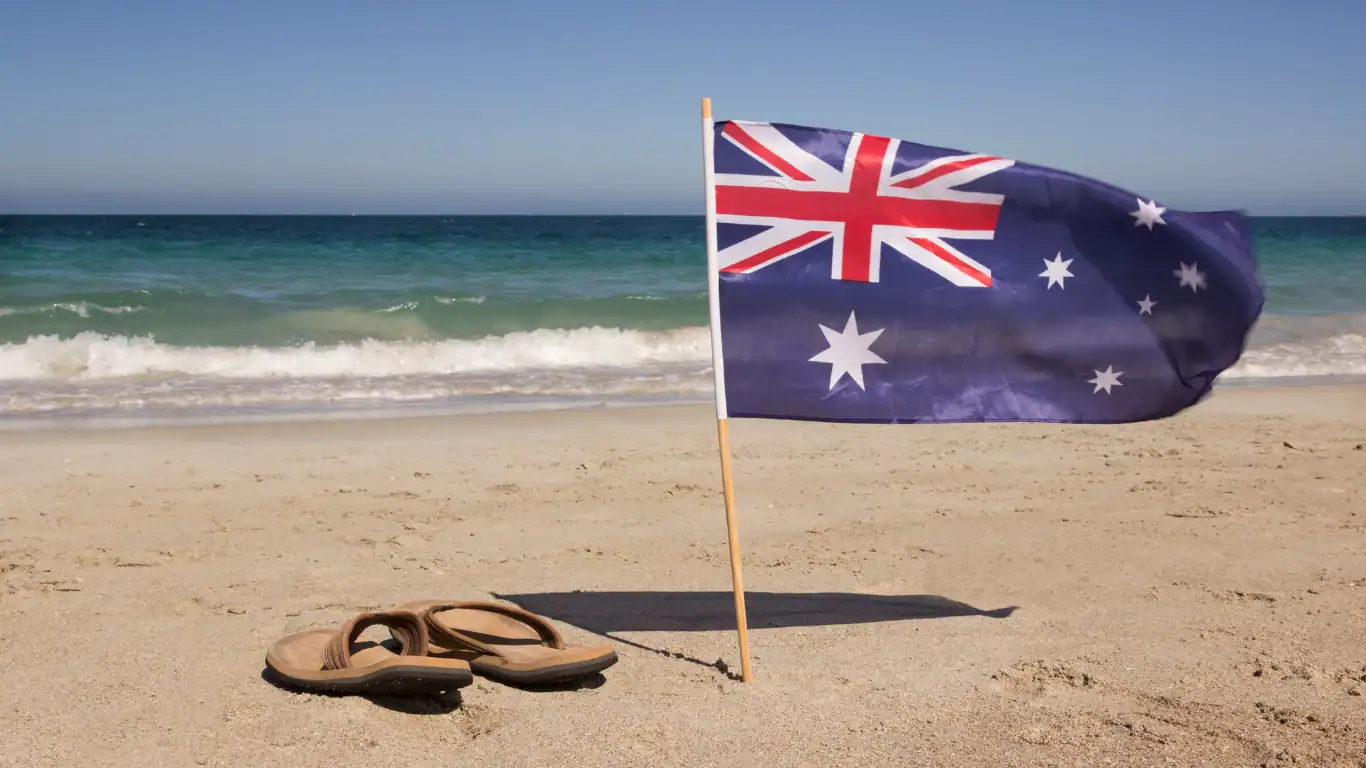 Infradito e bandiera australiana sulla spiaggia