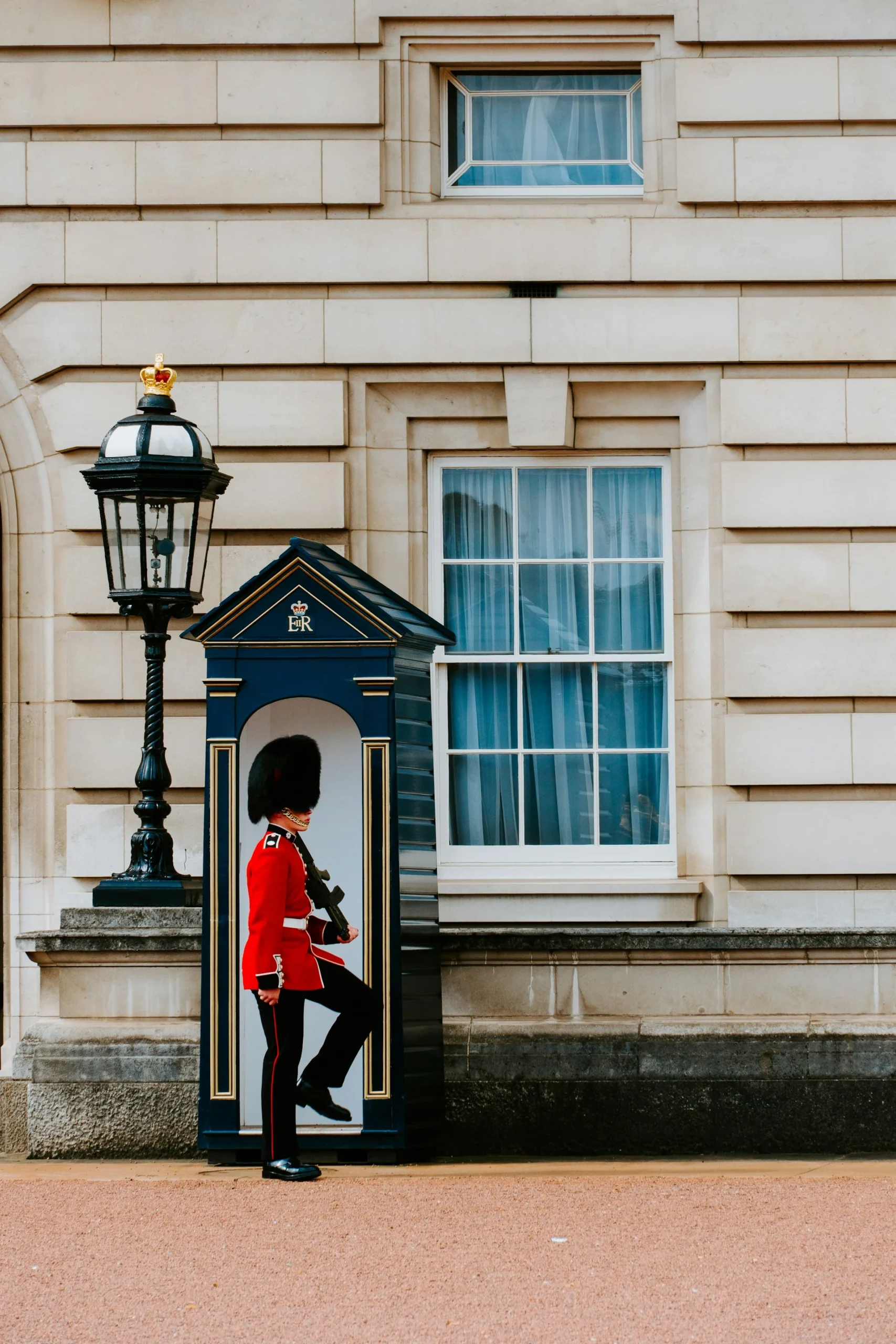 anno all'estero UK, guardia reale Buckingham Palace, cultura britannica per studenti, tradizioni inglesi, studio nel Regno Unito, esperienze culturali Londra