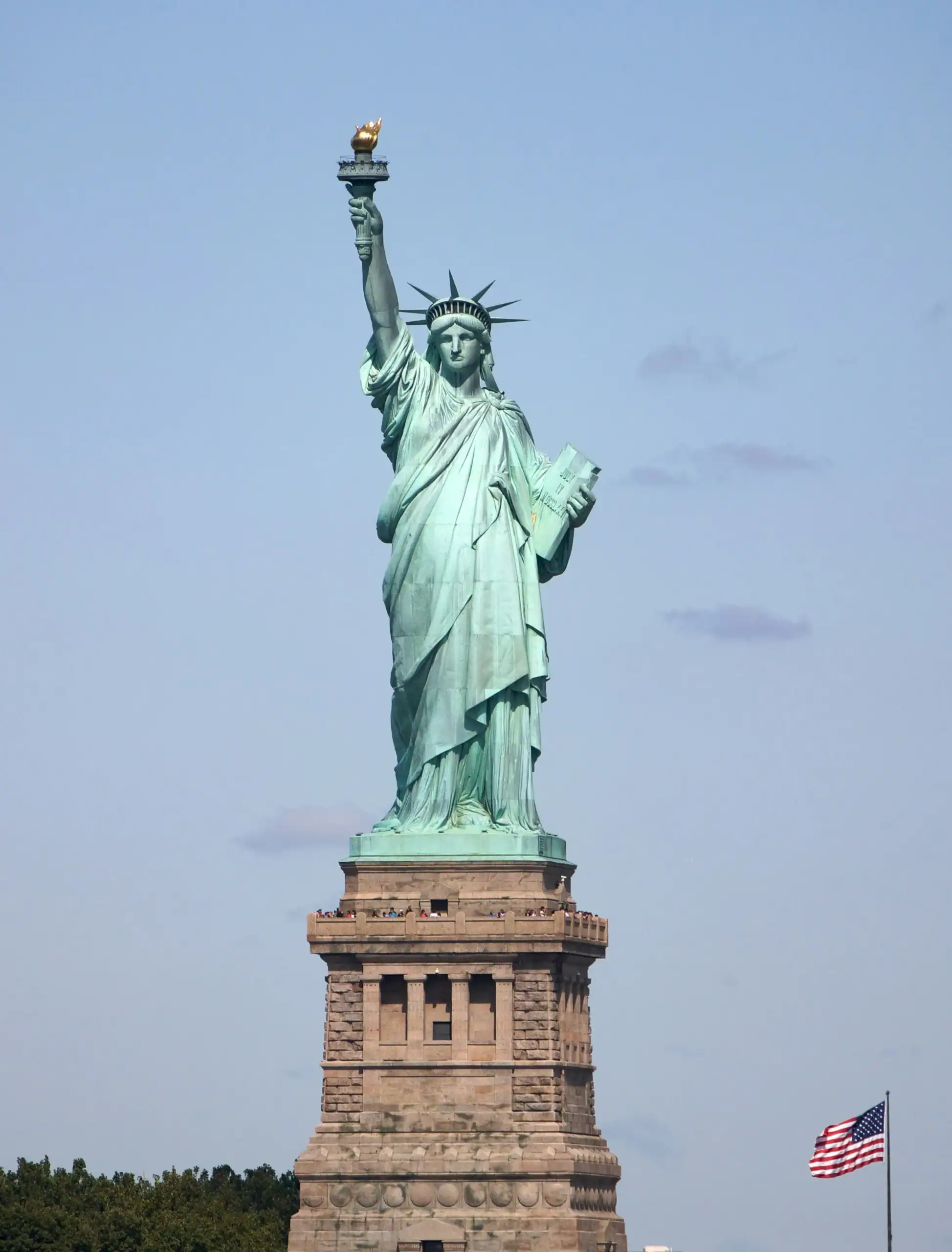 Statua della Libertà con cielo azzurro.