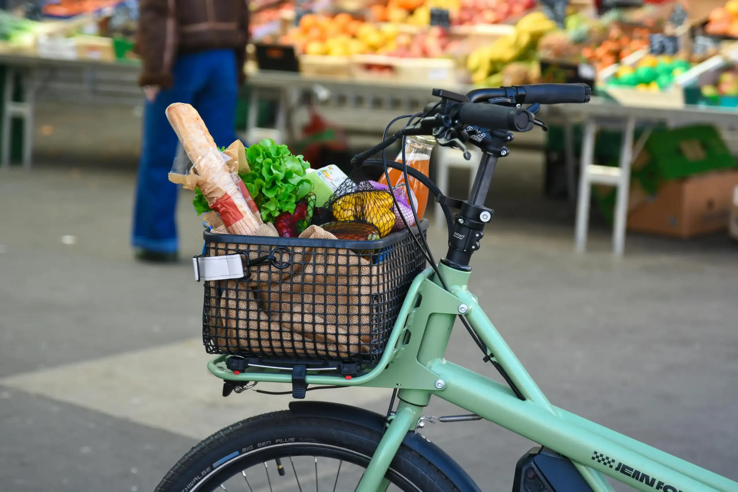 Bicicletta con cesto pieno di cibo