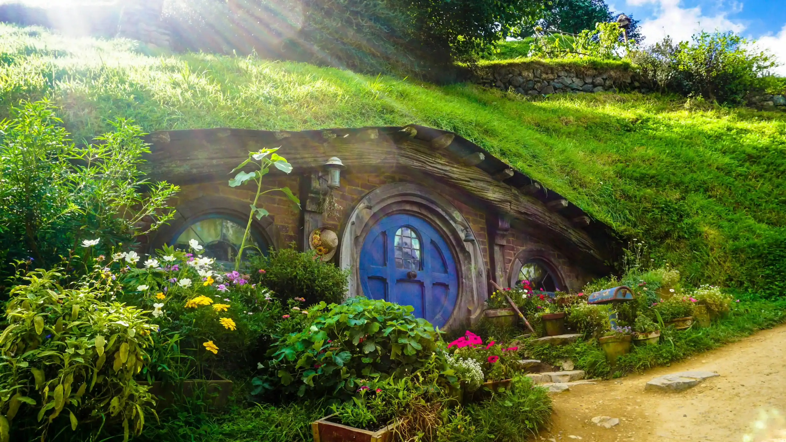 Casa hobbit circondata da fiori