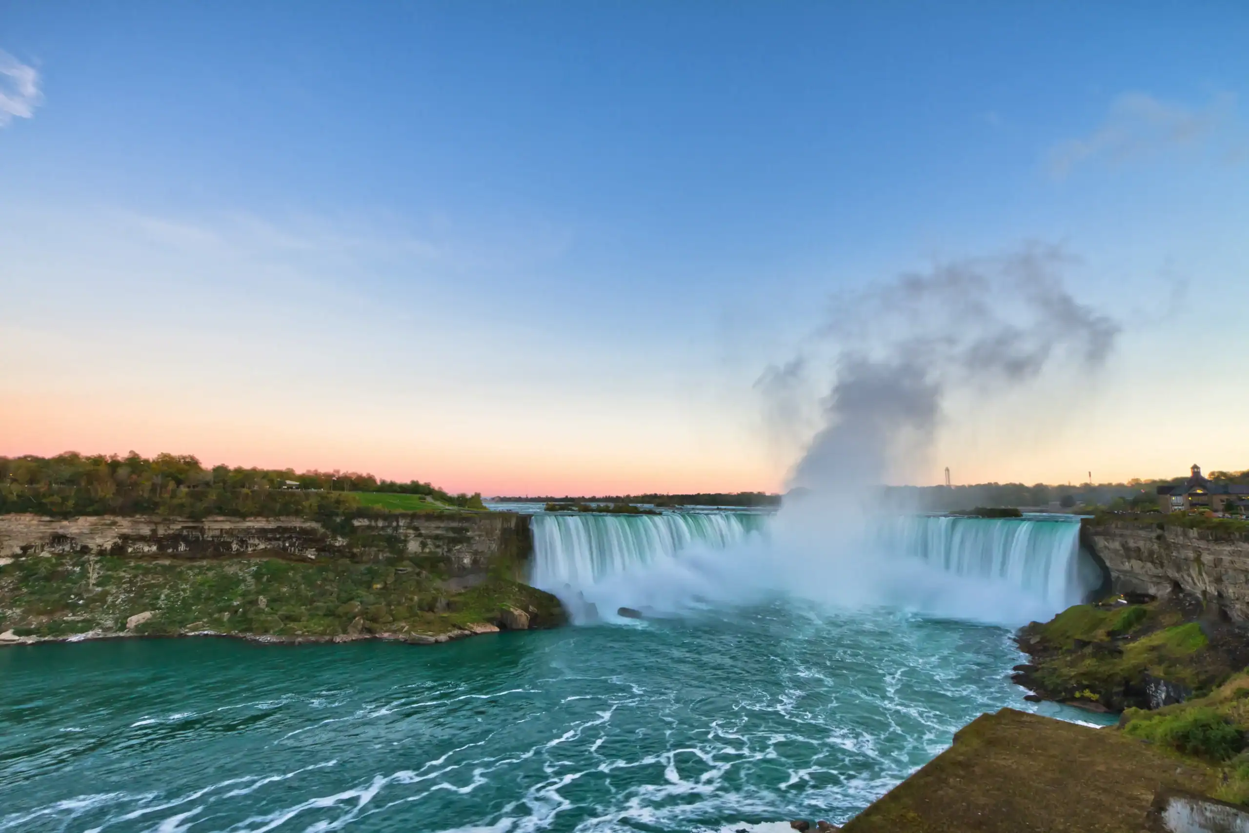 Cascate maestose al tramonto.