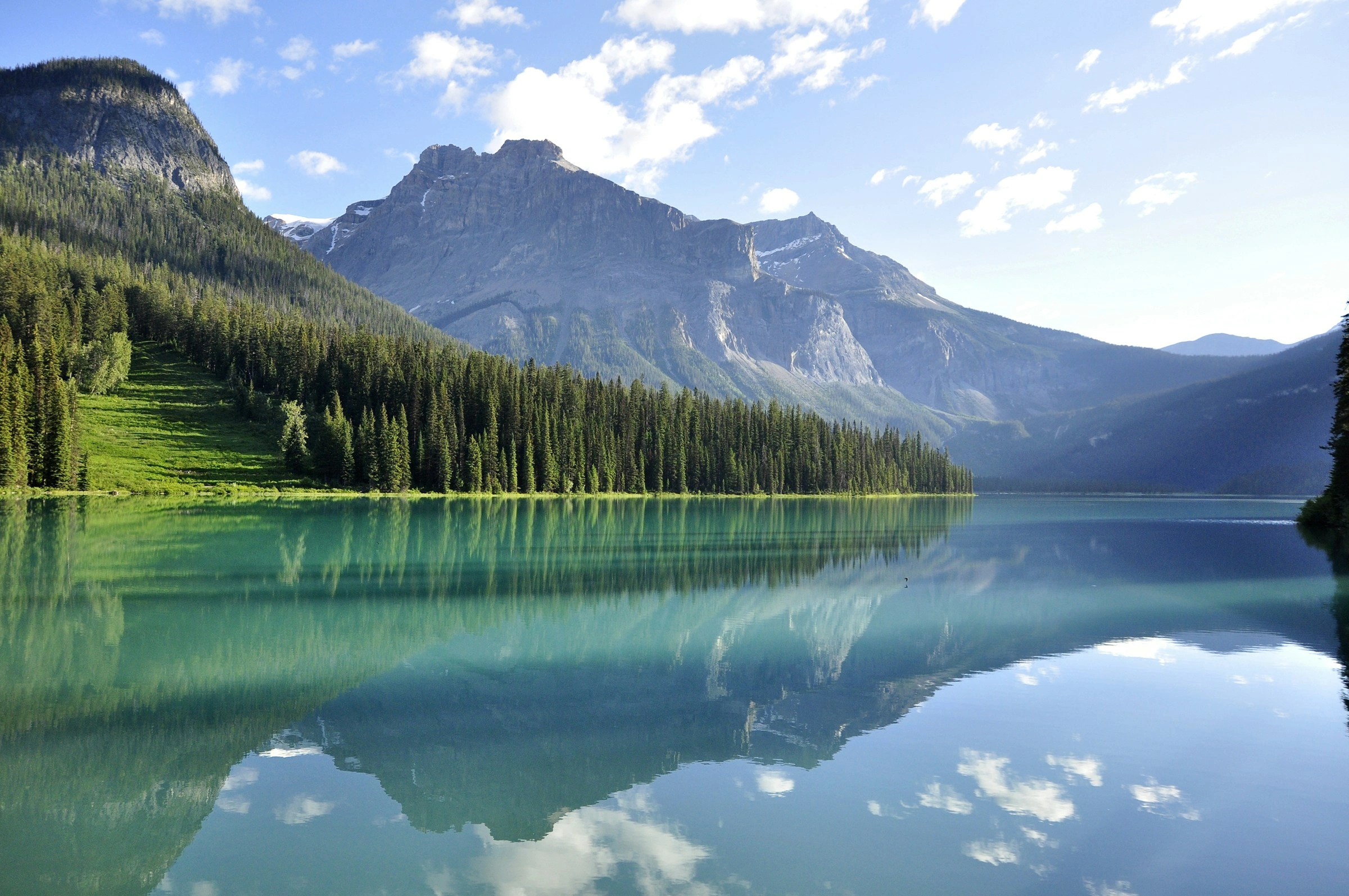 Lago canadese riflesso, natura selvaggia Canada, montagne rocciose, paesaggi mozzafiato, avventura all’aria aperta, viaggio naturalistico, destinazioni fotografiche