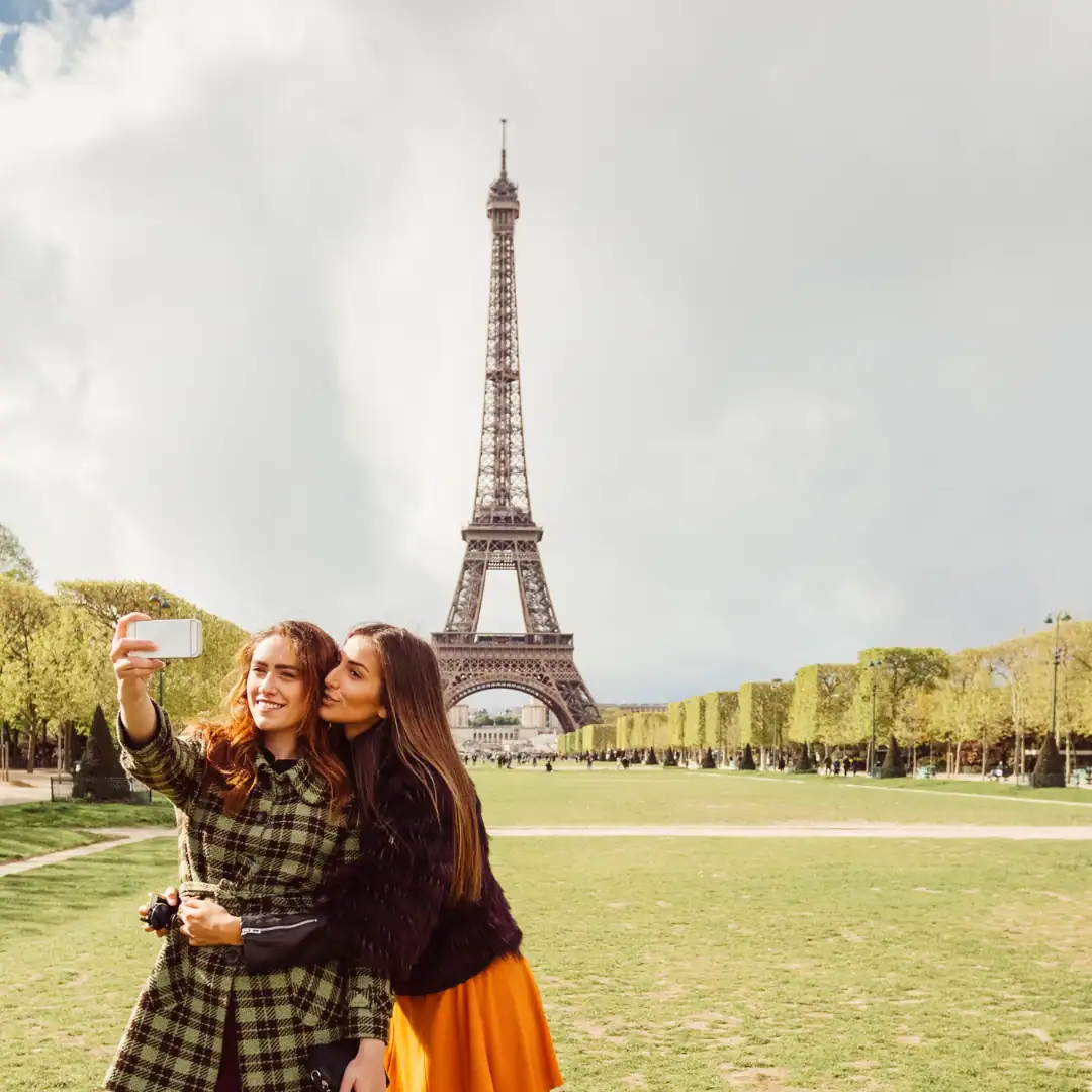 Due ragazze si scattano un selfie.