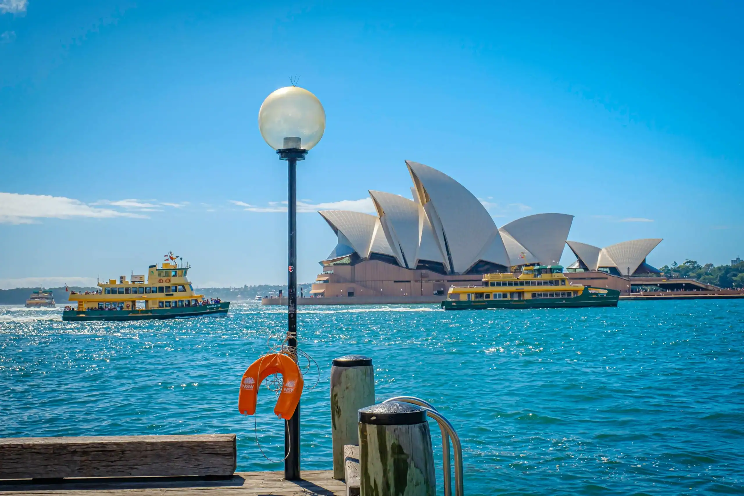 Ferries vicino all'Opera di Sydney
