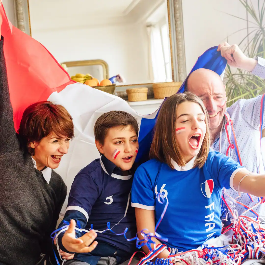 Festa con bandiere e tifo per Francia