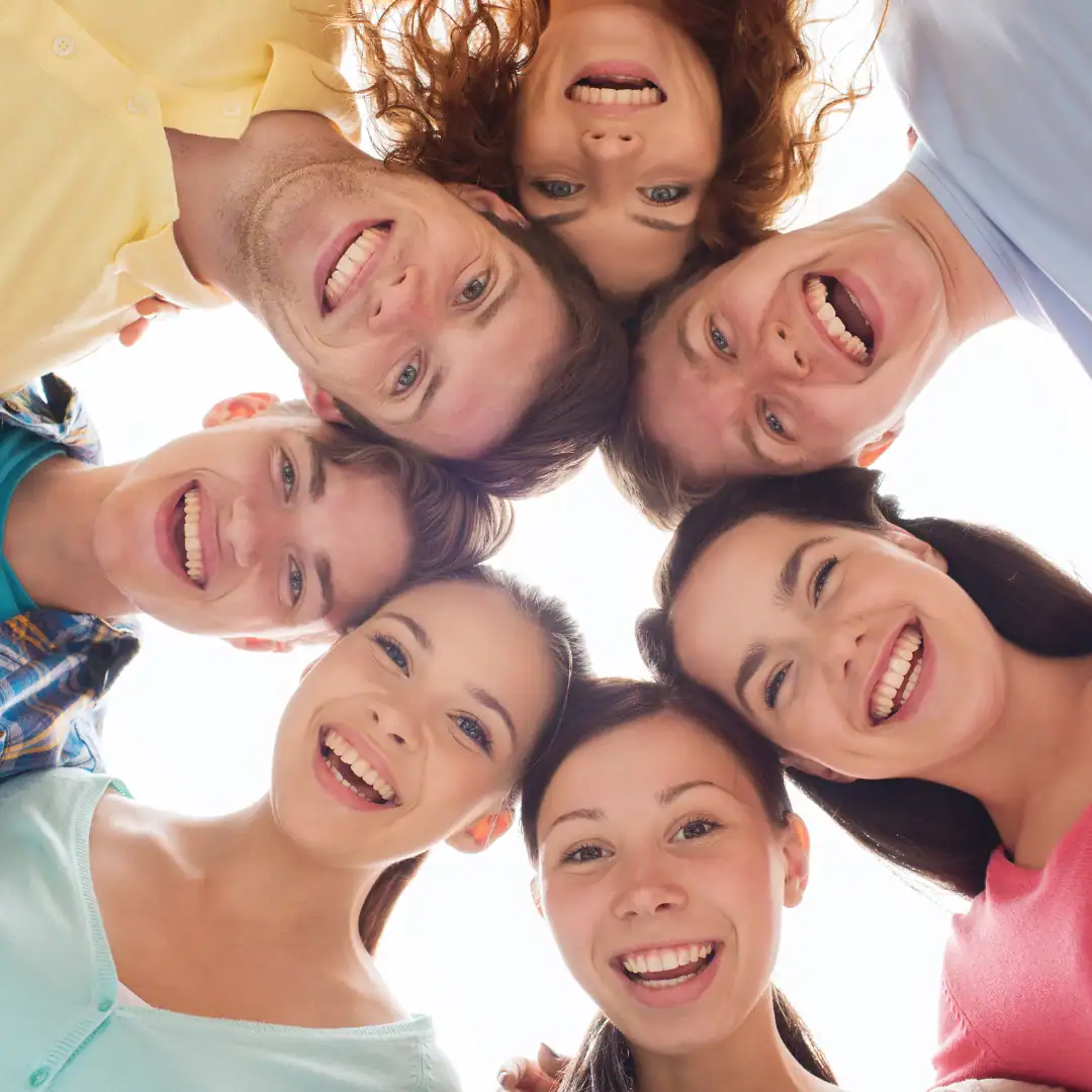 Gruppo di amici sorridenti insieme.