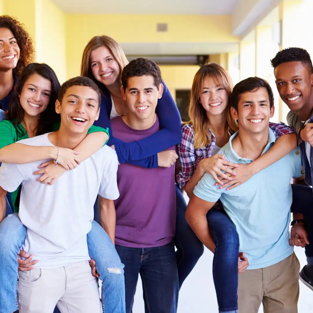 Gruppo di amici sorridenti insieme.