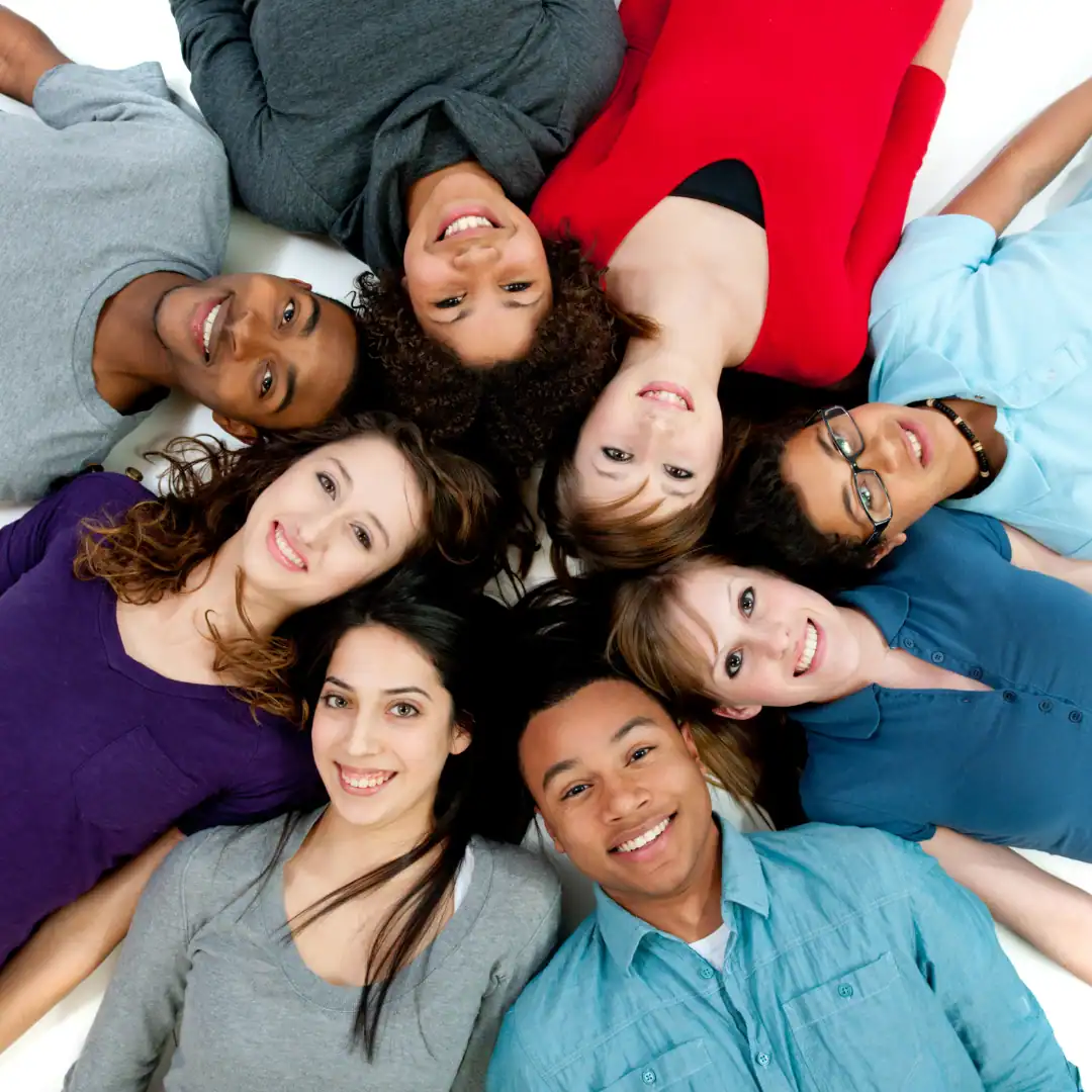 Gruppo di persone sdraiate insieme.