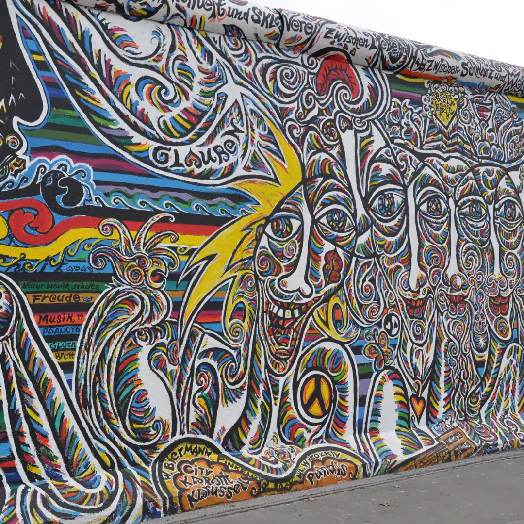 Murale colorato con simboli di pace