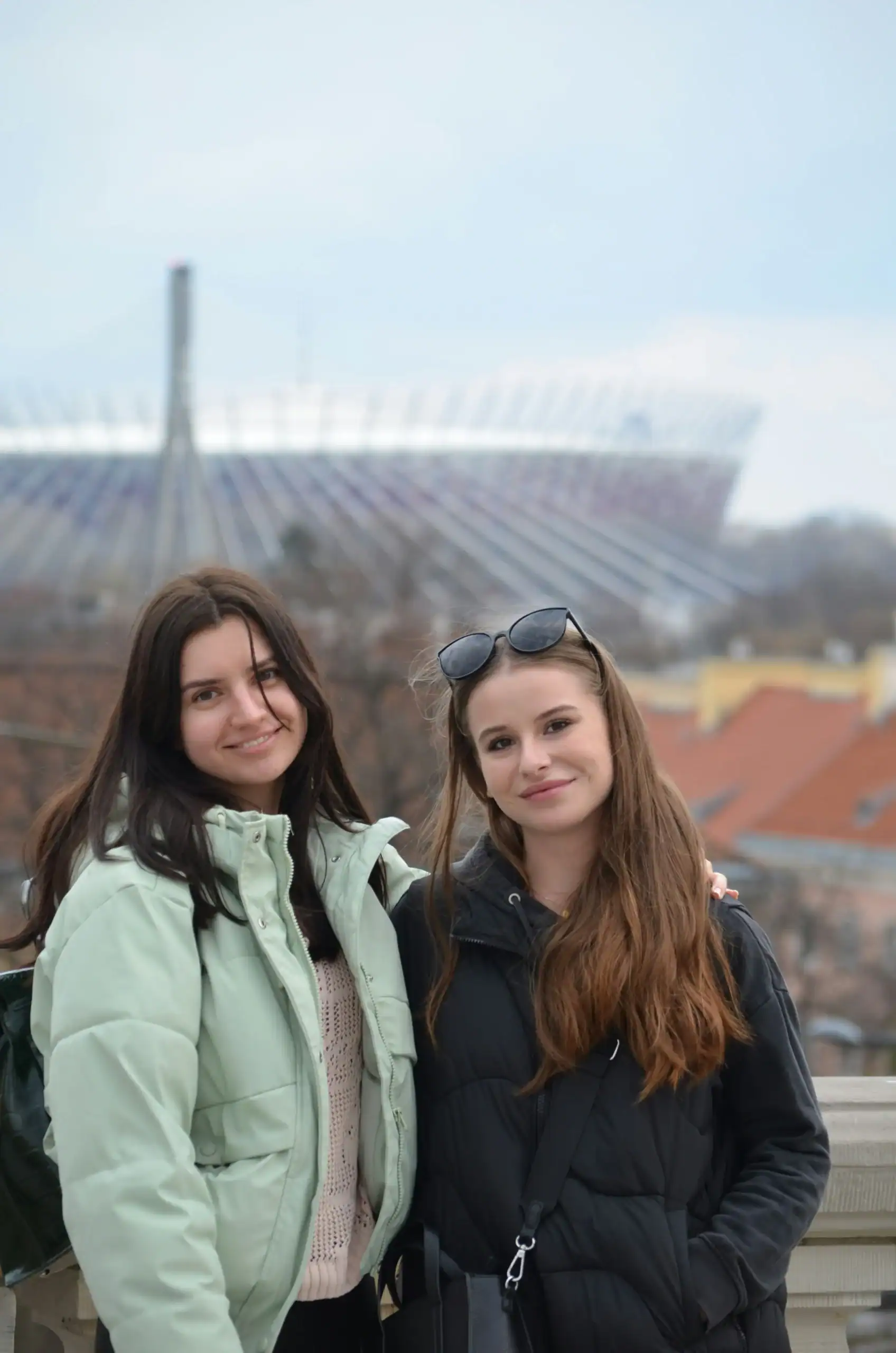 Due ragazze davanti a uno stadio.
