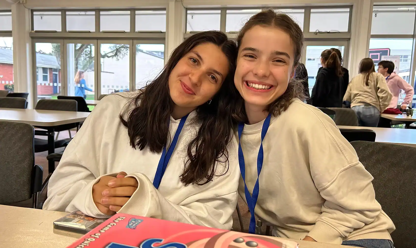Due ragazze sorridenti in un'aula.