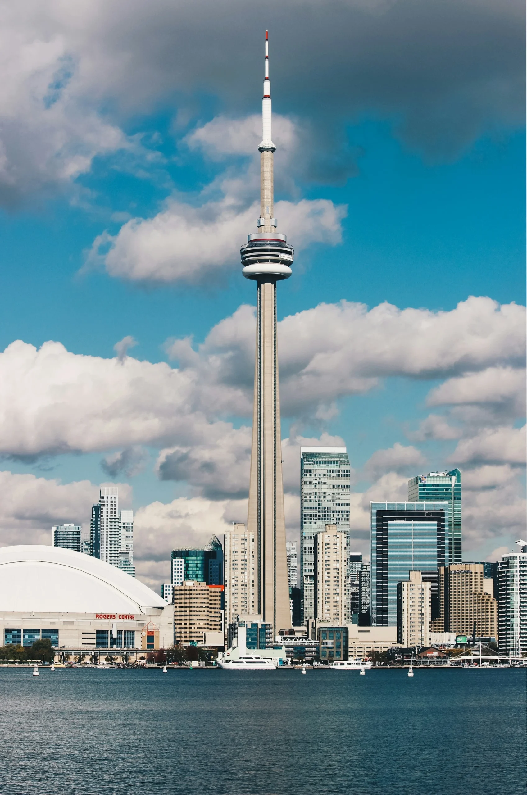 CN Tower Toronto, skyline canadese, architettura moderna, grattacieli Ontario, viaggio in Canada, attrazioni turistiche Toronto, urban landscape