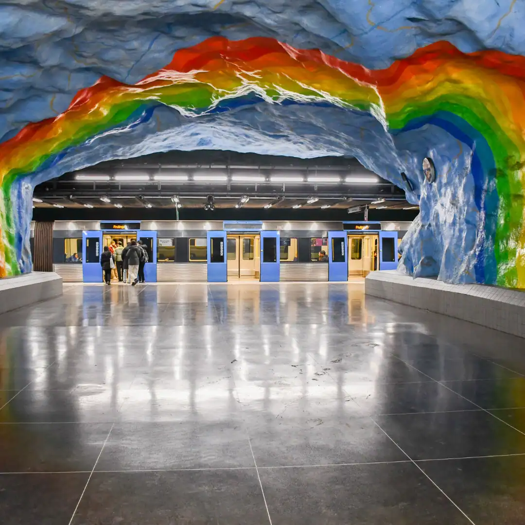 Stazione della metro con arcobaleno