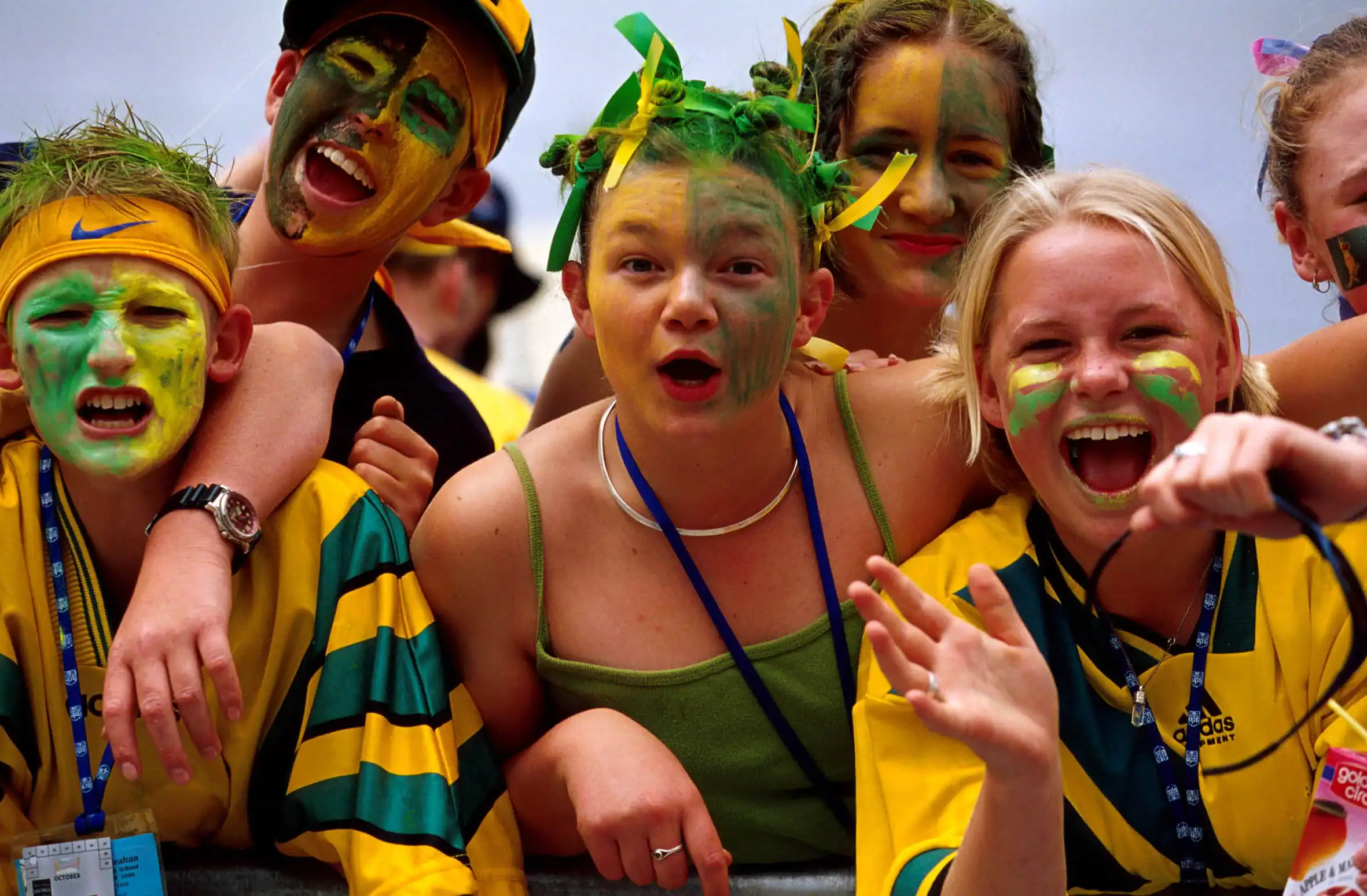 Tifosi australiani festosi e colorati.