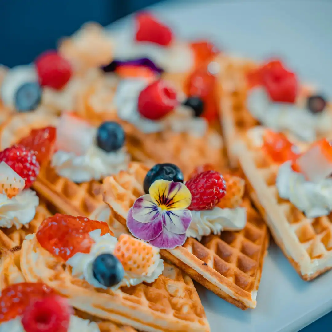 Waffle decorati con frutta e panna