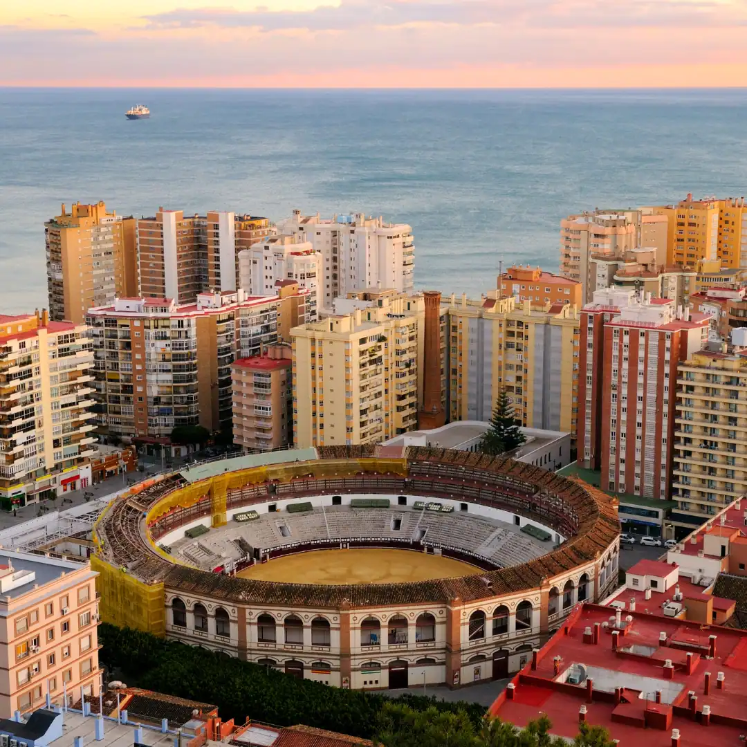 Arena circondata da edifici e mare