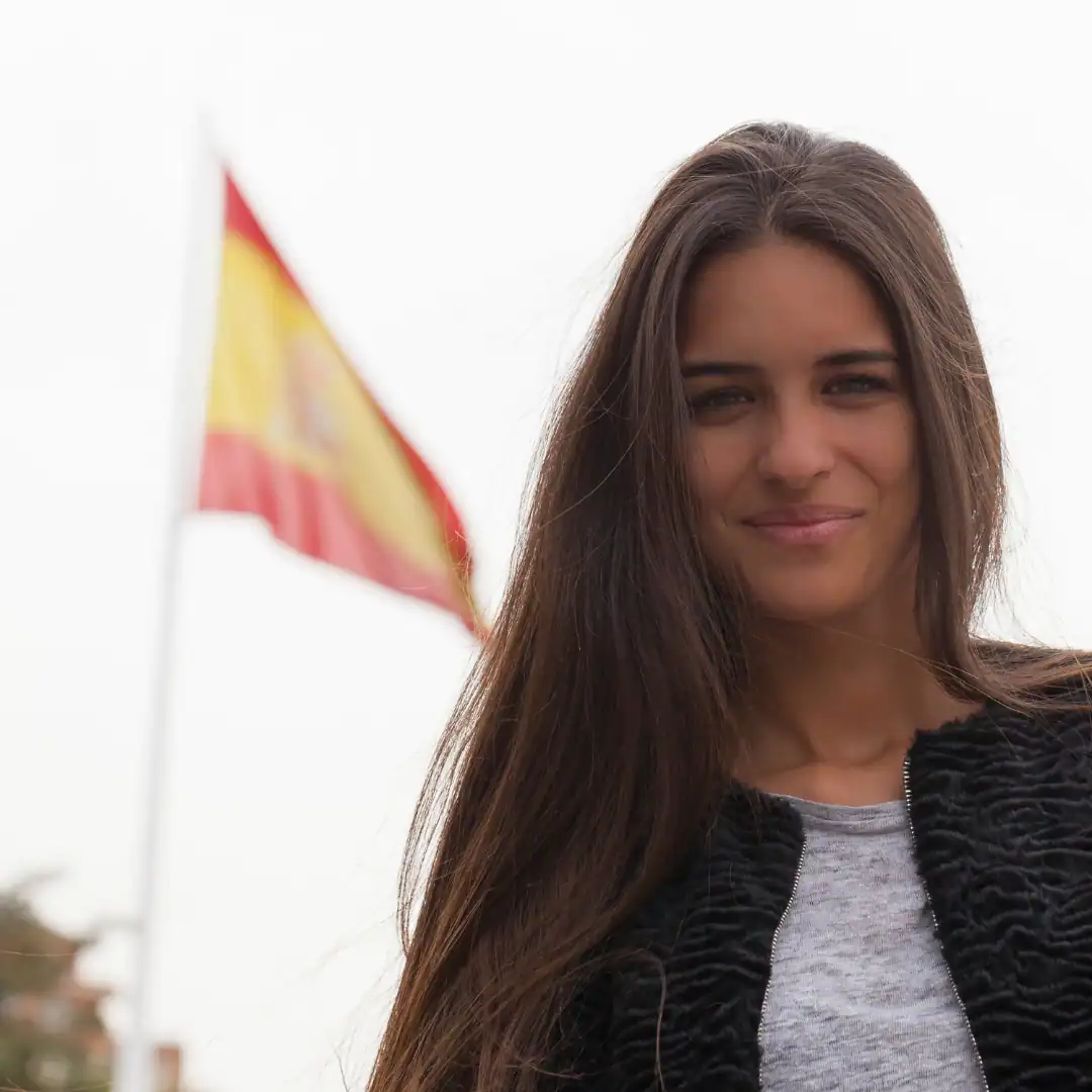 Giovane donna con bandiera spagnola.