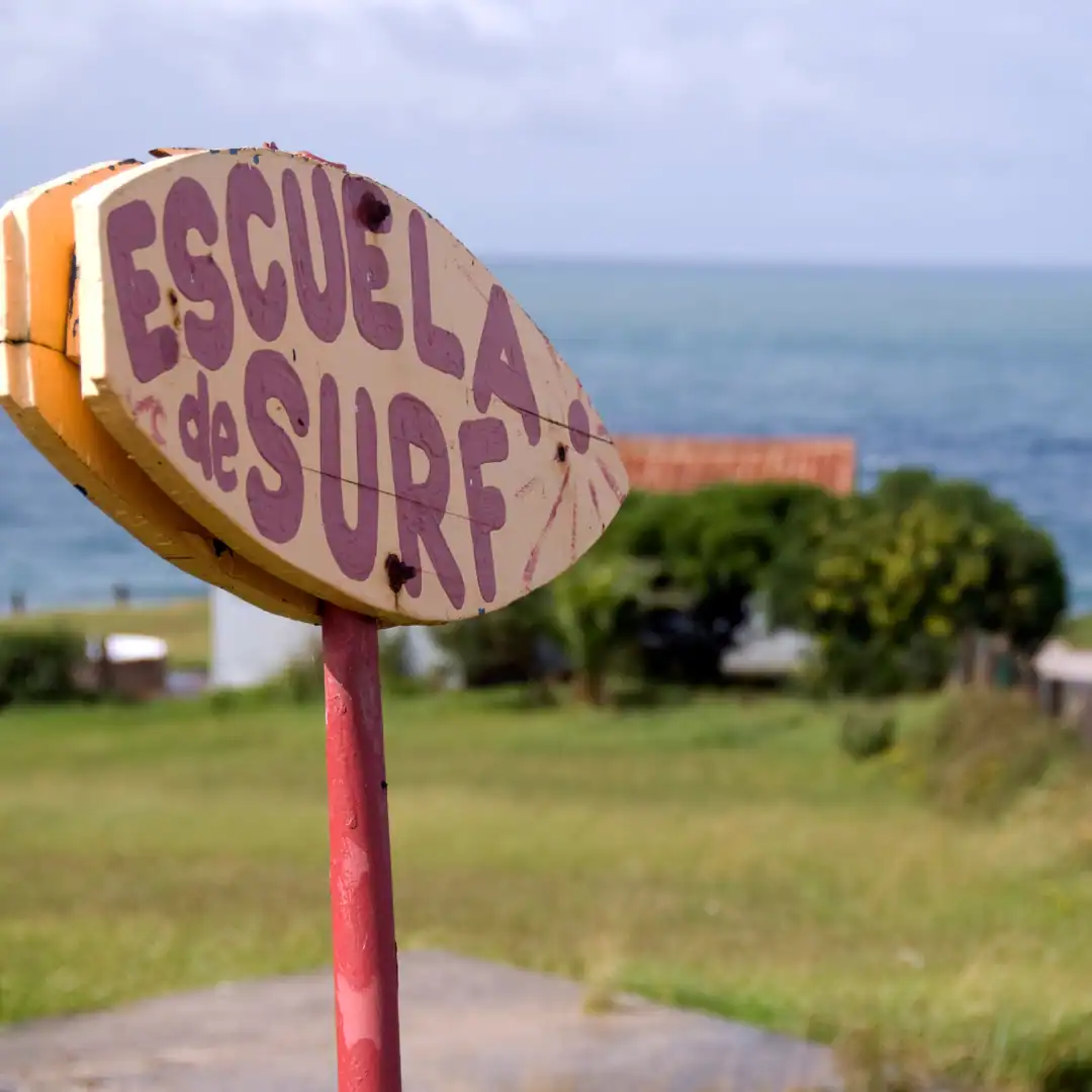 Insegna di una scuola di surf
