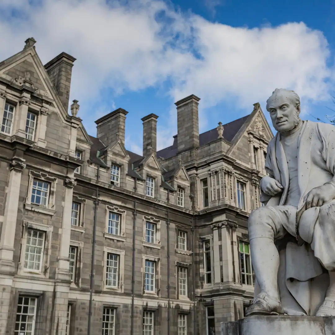 Statua davanti a un edificio storico.