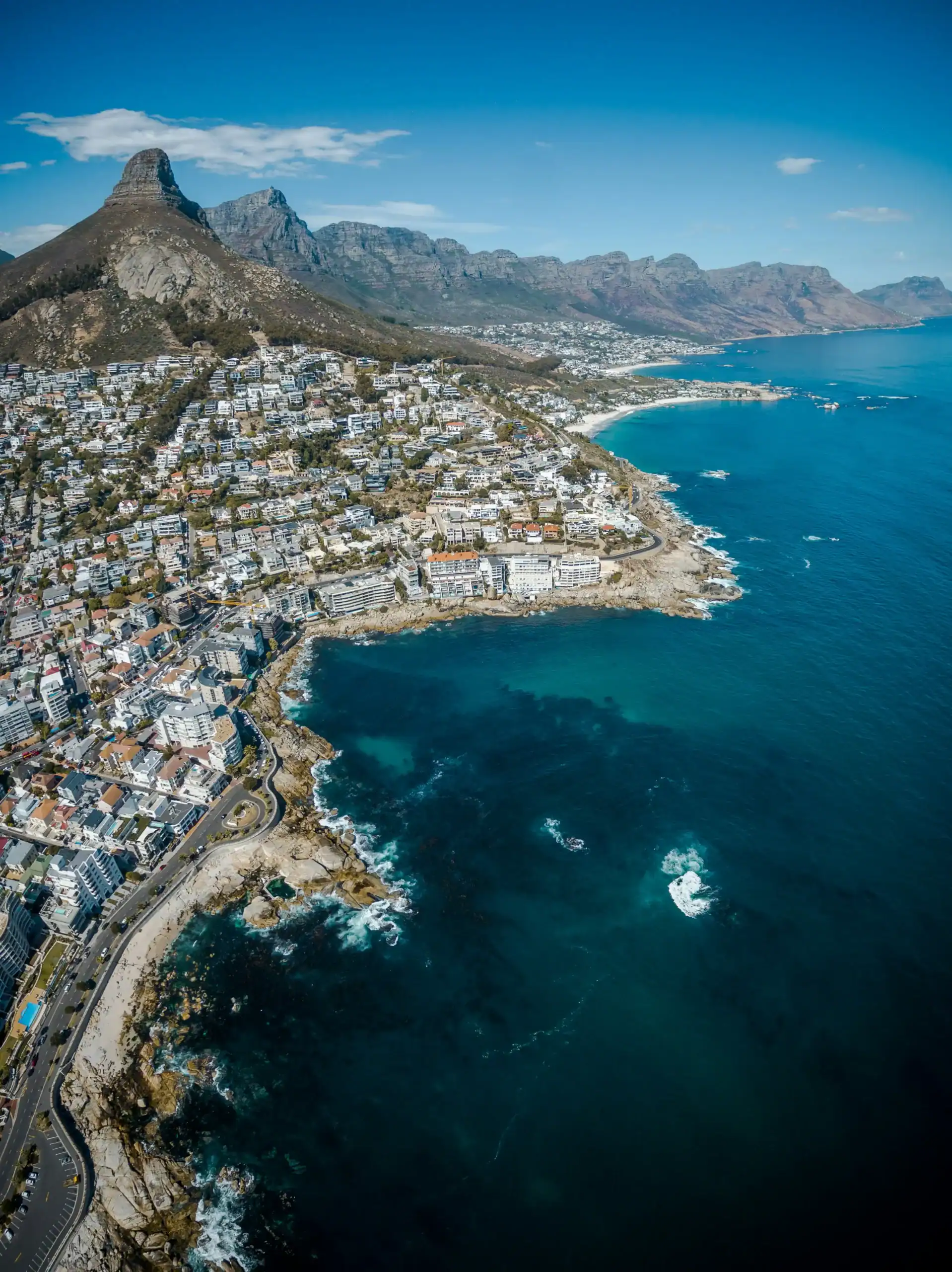 Costa panoramica con montagne e mare.