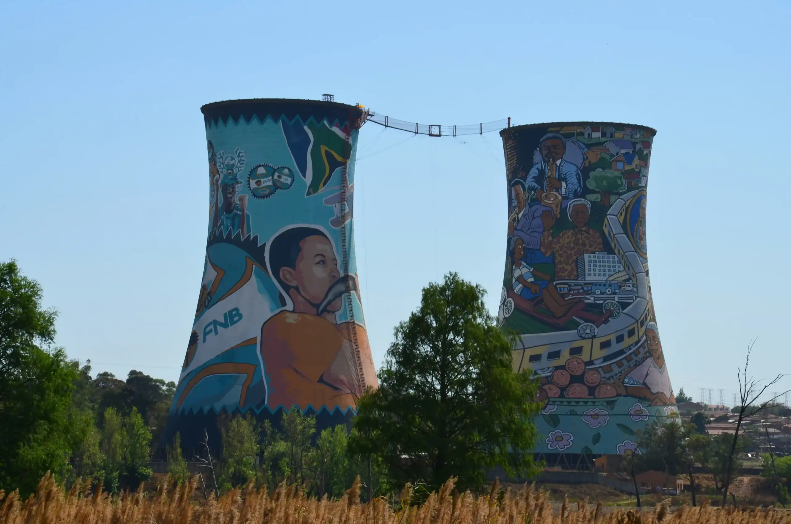 Torri raffreddamento decorate con murales.