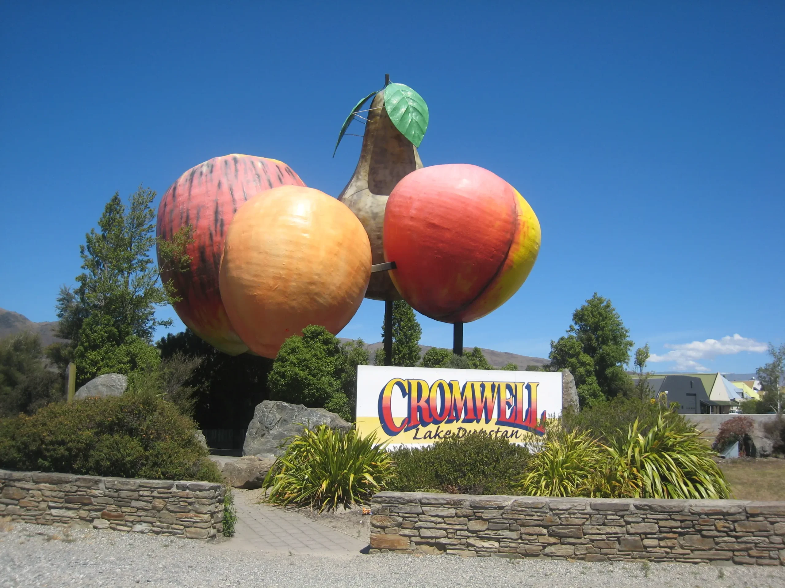 Big_fruit_outside_Cromwell,_Central_Otago