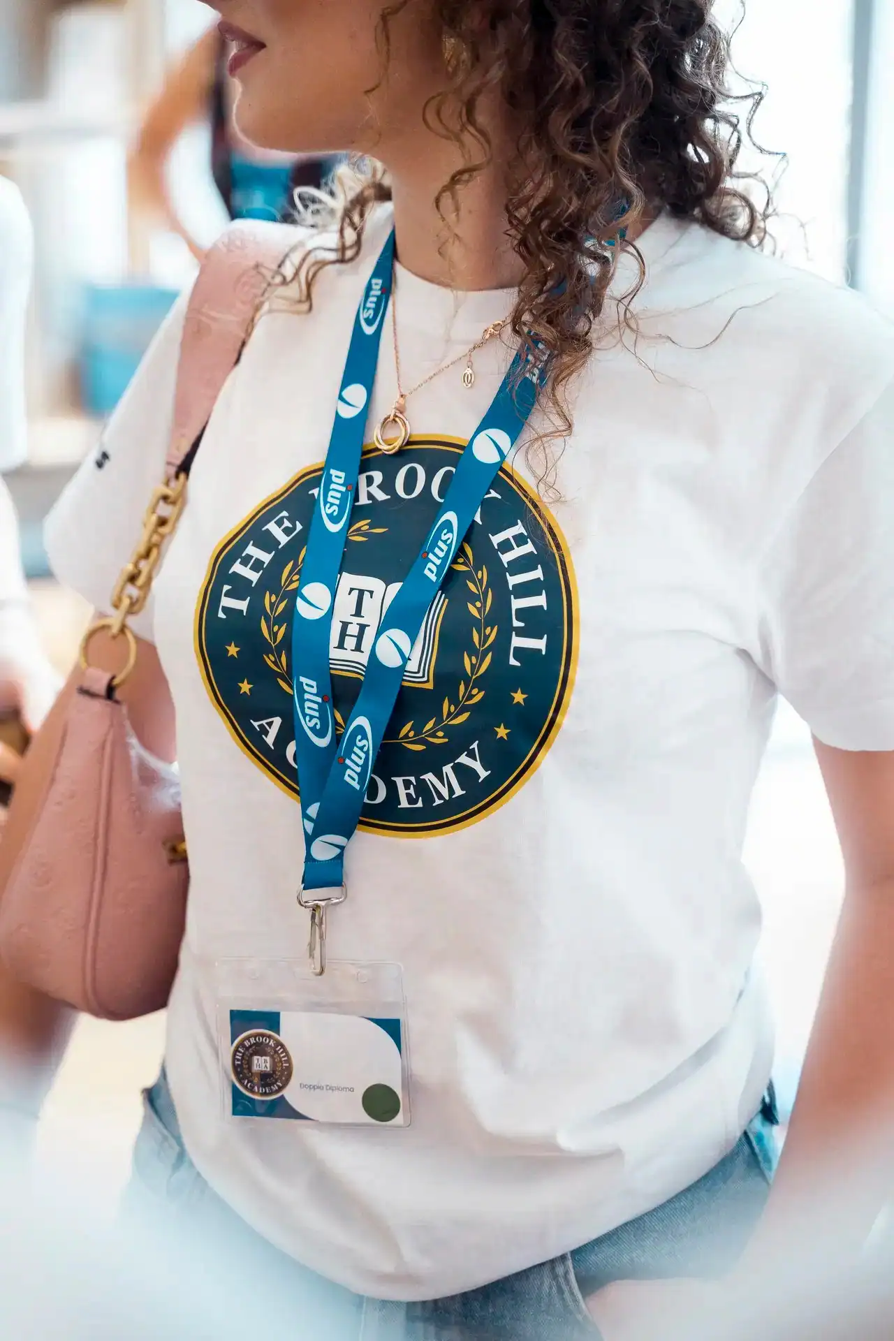 Donna con camicia bianca e badge identificativo sul petto