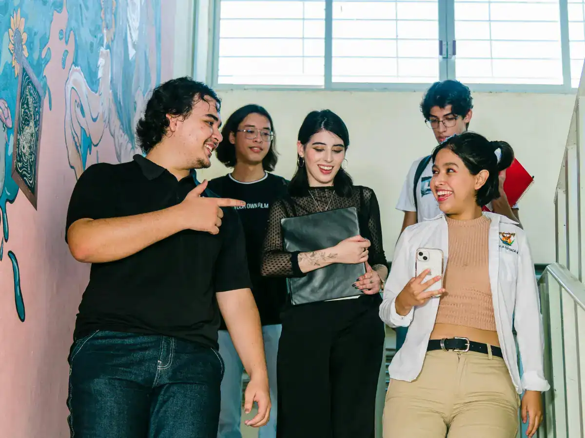 Gruppo di amici in una scala.