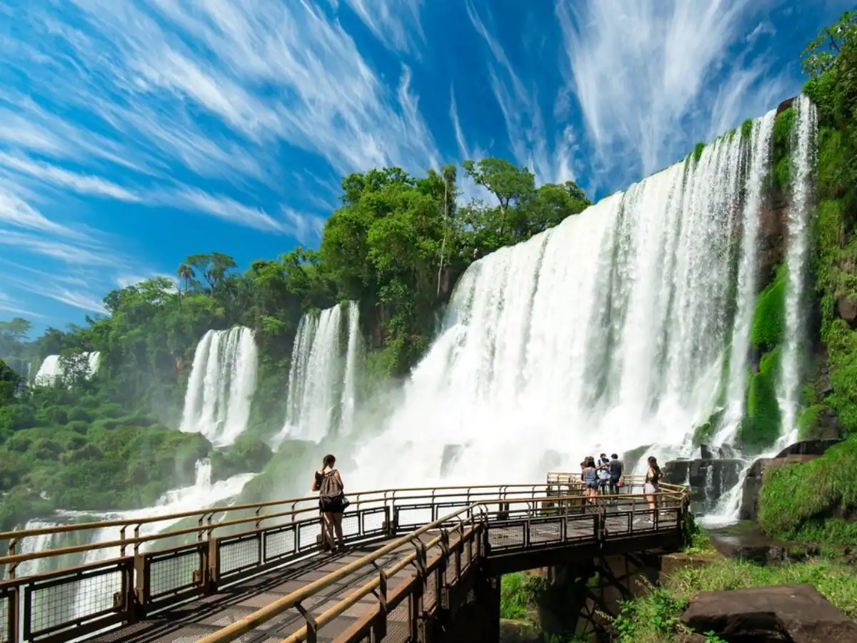 Cascate maestose con cielo blu