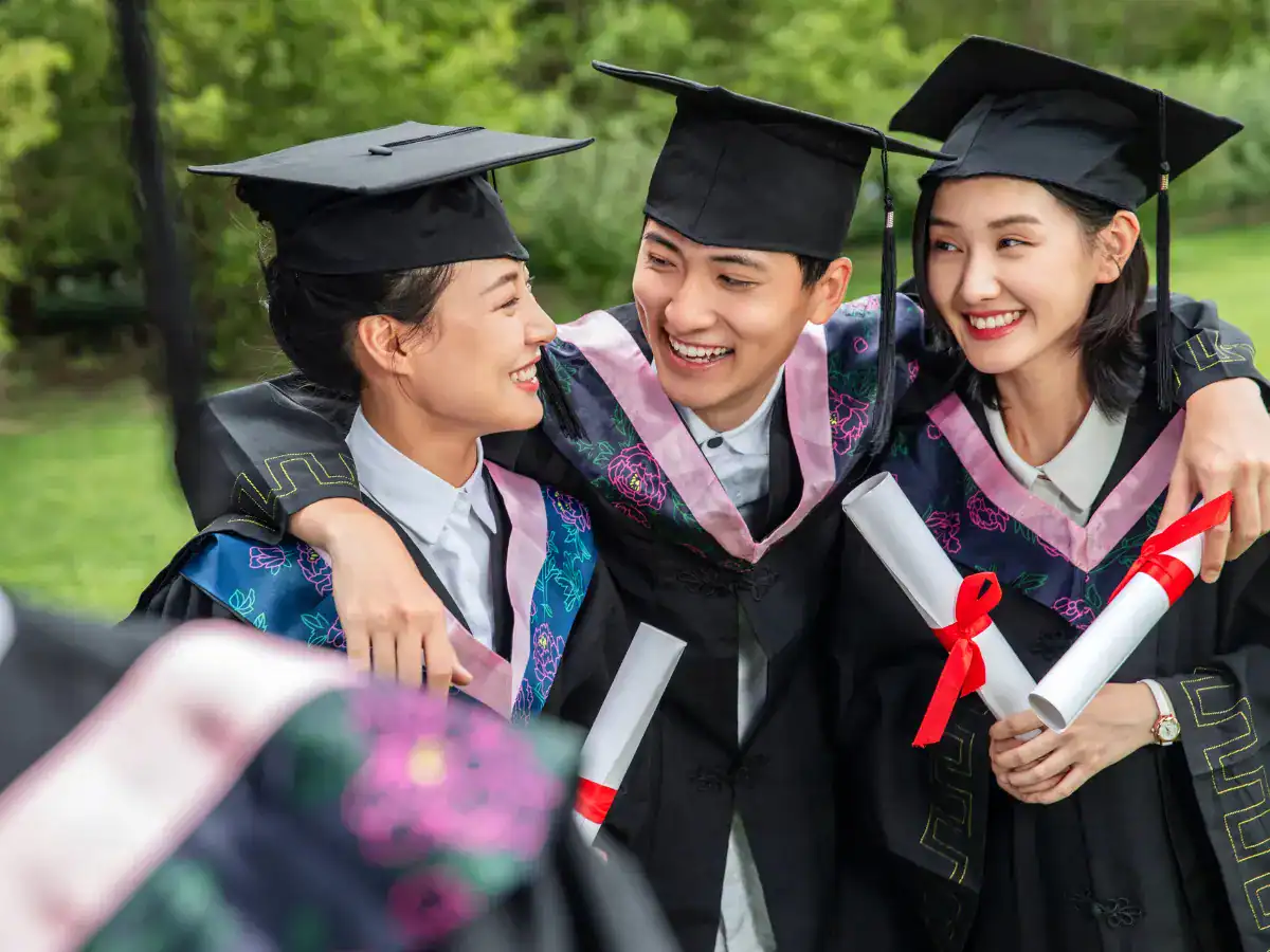 Cerimonia di laurea con amici.