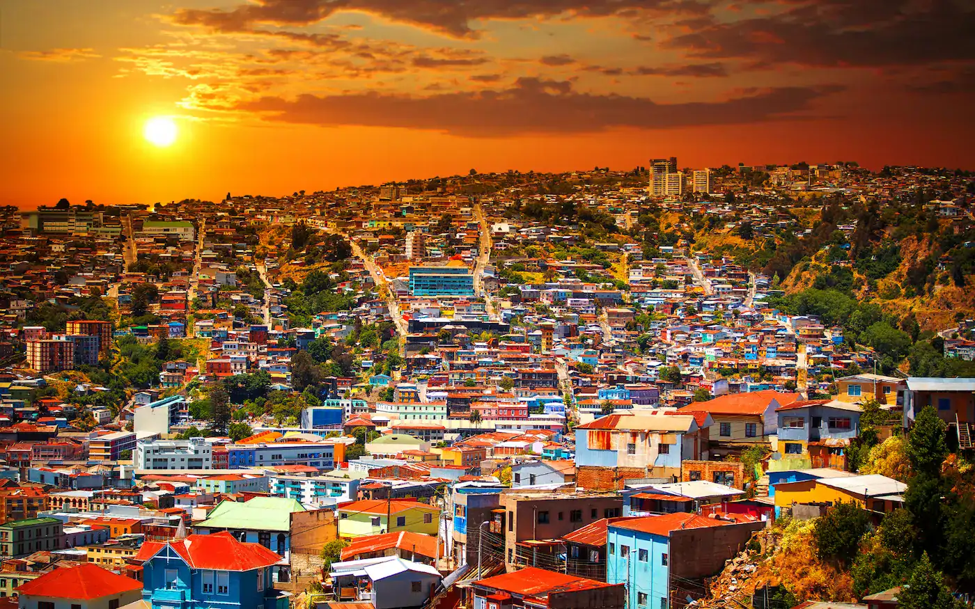 Città colorata al tramonto