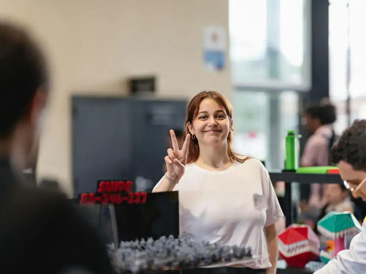 Giovane donna fa segno di pace.