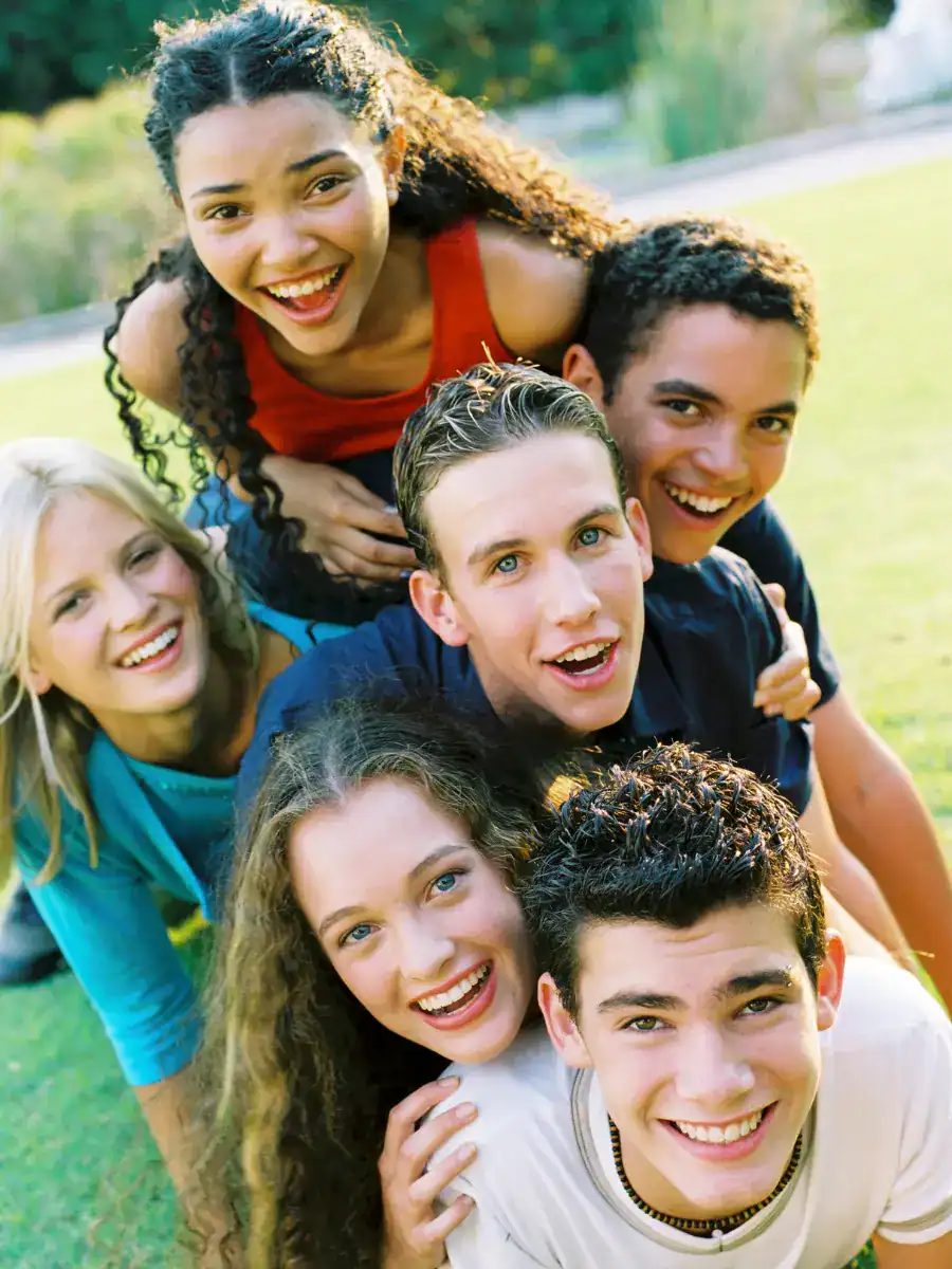 Gruppo di amici sorridenti all'aperto.