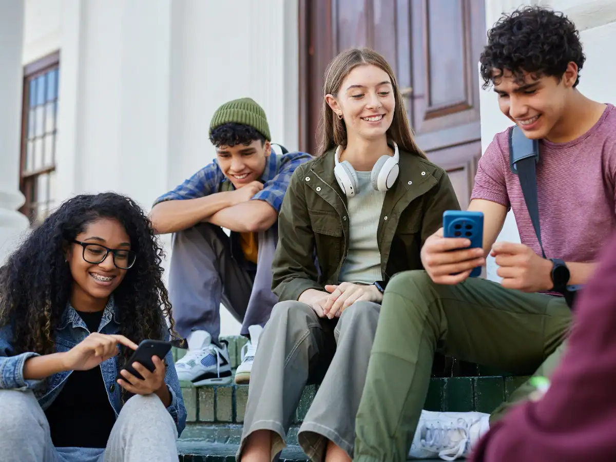 Gruppo di giovani con smartphone.